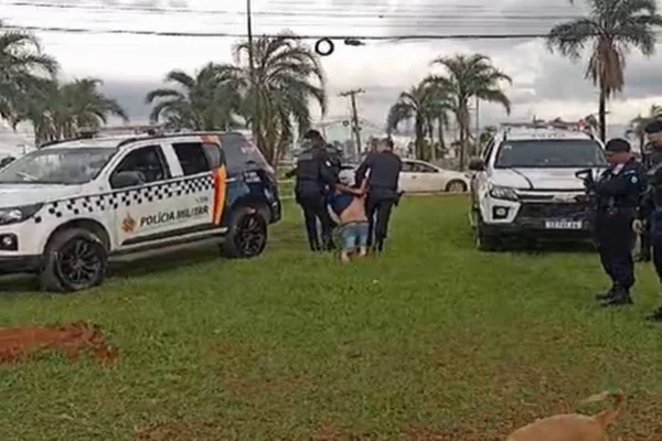 Foto de homem sendo preso pela polícia