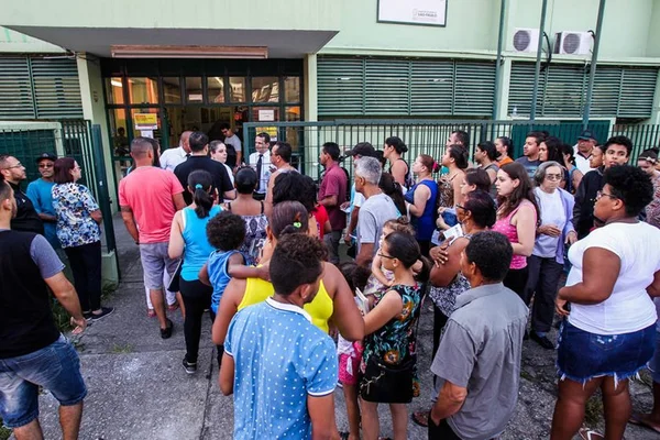 Vacinação contra febre amarela começa com dúvidas e filas em SP