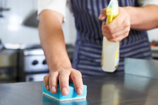 Cozinha é a área mais suja da casa. Saiba como limpá-la