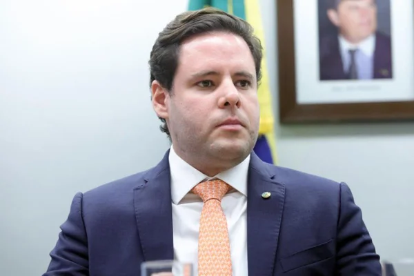 Foto colorida de deputado federal Rodrigo Valadares (UNIÃO - SE) - Metrópoles