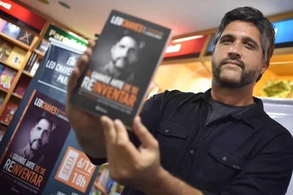 Leo, ex-dupla com Victor, divide música com palestras e livros