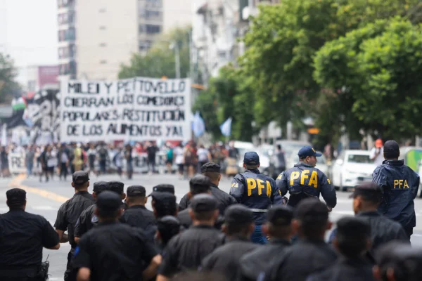 Imagem colorida de protestos na Argentina - Metrópoles