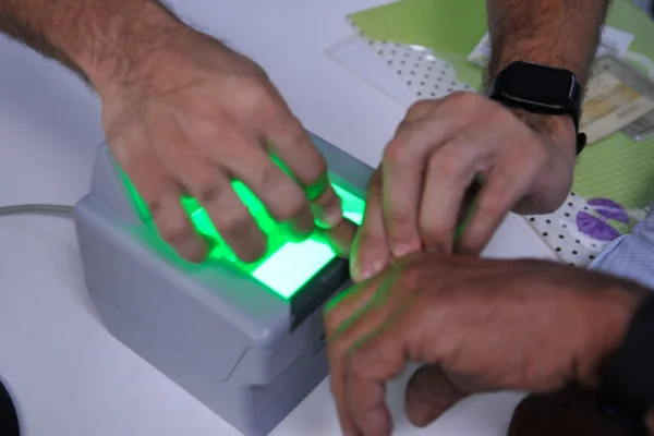 imagem colorida de pessoa fazendo biometria