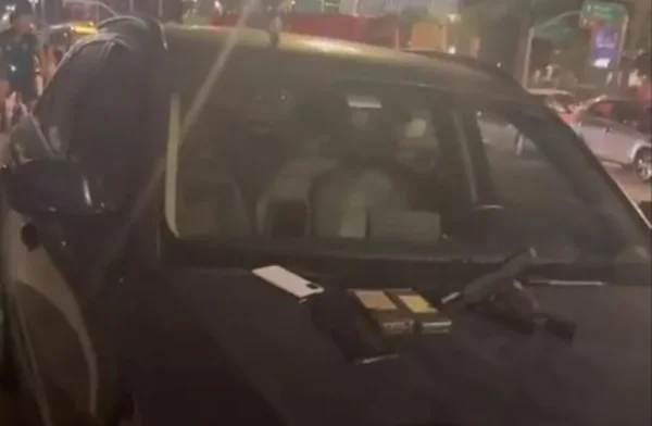 Carro da vítima e materiais apreendido com os bandidos no Rio de Janeiro, entre eles, uma pistola