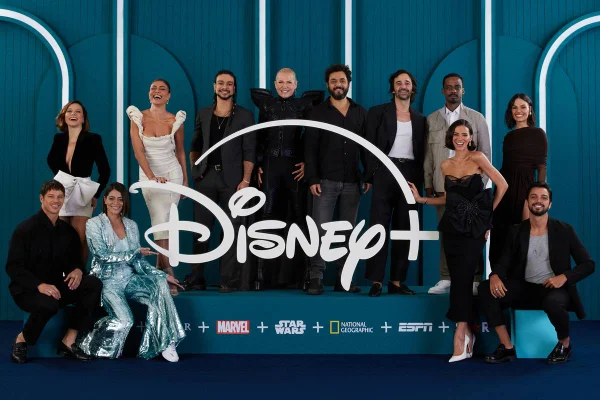 foto colorida com simbolo da disney plus e diversos atores - metrópoles
