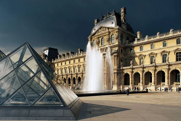 Pavilhão Richelieu e museu do Louvre em Paris