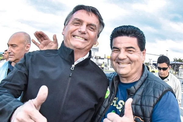 Em foto, Dalçoquio aparece cochichando com o presidente Bolsonaro sorrindo e fazendo sinal de joia com a mão - Metrópoles