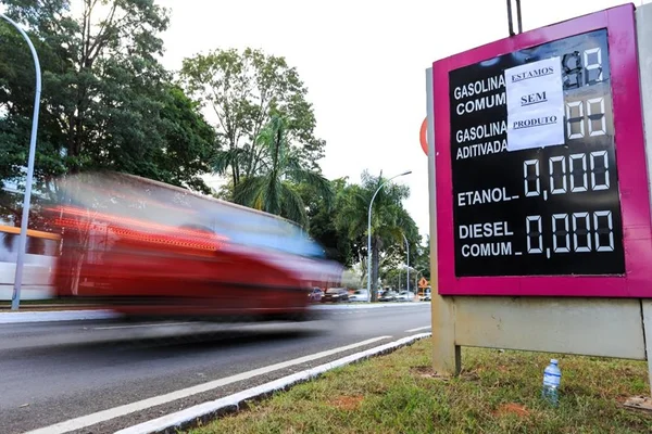 Planalto ganha tempo, mas crise continua. E preço da gasolina não caiu