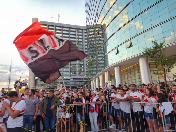 imagem colorida mostra torcedores do São Paulo usando camisas e segurando bandeiras do São paulo Futebol Clube