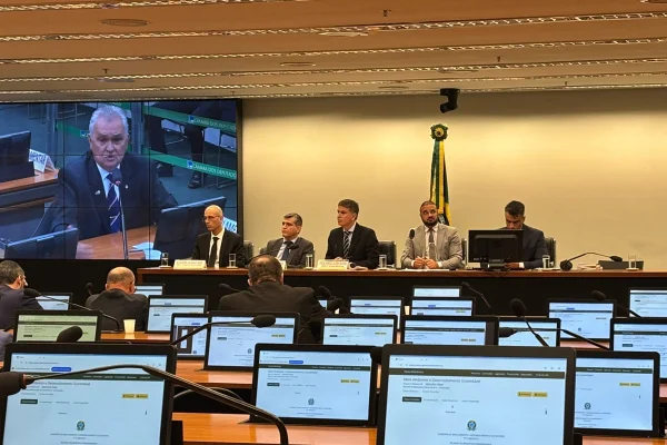 Imagem colorida mostra delegado Carlos Henrique Oliveira de Sousa | Metrópoles