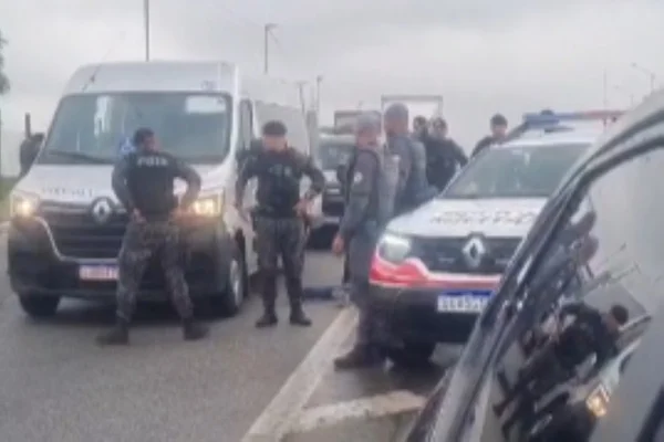 Imagem colorida de policiais militares cercando van. Metrópoles