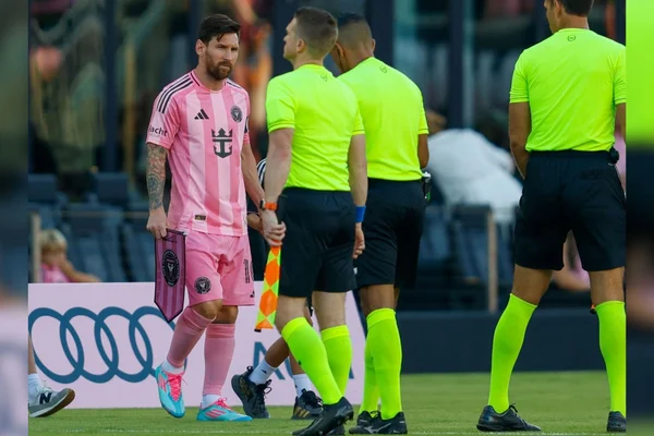 Foto colorida de Lionel Messi, em jogo do Inter Miami - Metrópoles