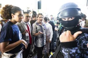 Guardas municipais e parlamentares conversam em frente à Câmara - Elson Sempé Pedroso/CMPA