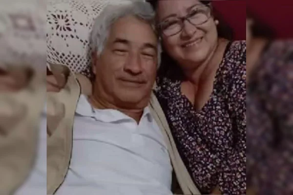 Casal de idosos tira selfie - Metrópoles