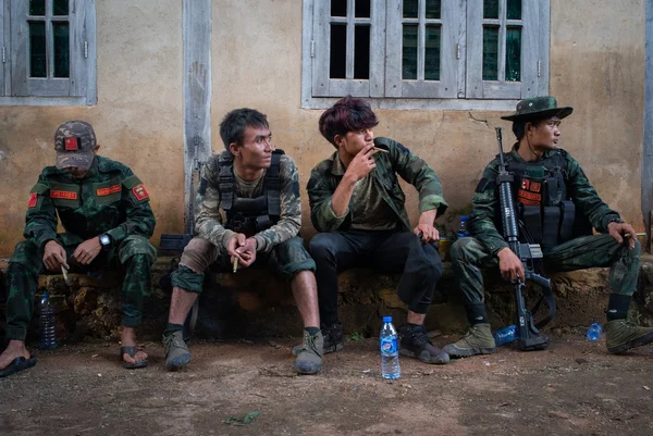 Imagem colorida mostra grupos rebeldes em Mianmar - Metrópoles