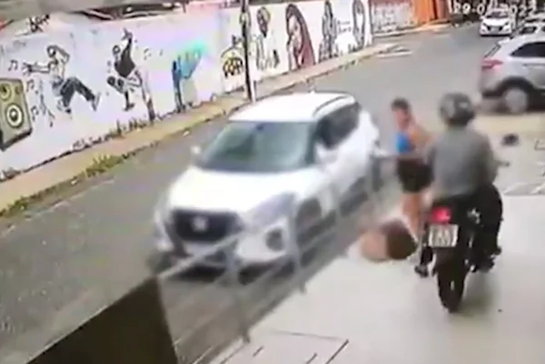assaltante aborda mulher