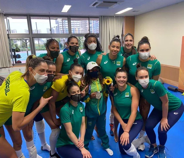 Após a prata, Rayssa Leal visita delegação de vôlei feminino