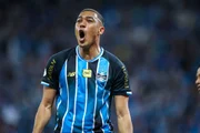 Carlos Vinícius marcou dois gols em cima do Internacional na Copa do Brasil