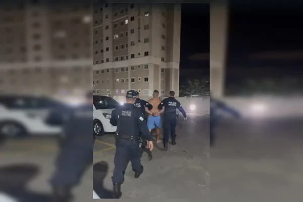 “Seu covarde”: tio de vítima confronta homem que espancou companheira