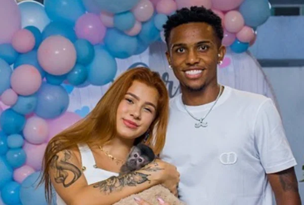 Imagem colorida do jogador Kayky e sua esposa com o macaco no colo - Metrópoles