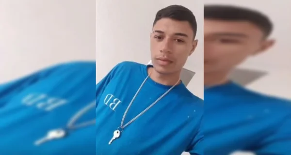 Jovem de camiseta azul