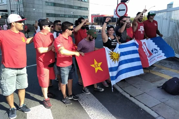 Manifestantes prometem defender Lula até “com sangue” em Porto Alegre