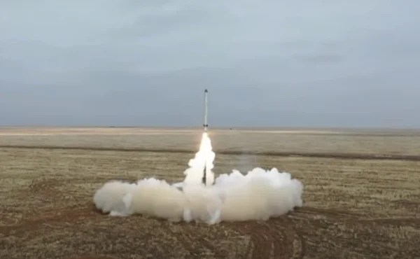 Mísseis lançados por Rússia em exercício militar. Num campo deserto, sob céu nublado, vê-se muita fumaça ao redor de um míssel em lançamento - Metrópoles