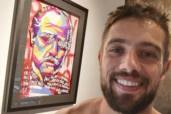 De sunga, Rafael Cardoso mostra a “linguiça” dele em vídeo