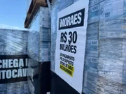 No local, o público empilhou blocos de notas falsas de R$ 100 para simbolizar valores que o presidente do Senado Davi Alcolumbre (União-AP) é acusado de receber de Vorcaro