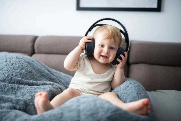 Influencer compartilha música que promete “fazer qualquer bebê sorrir”