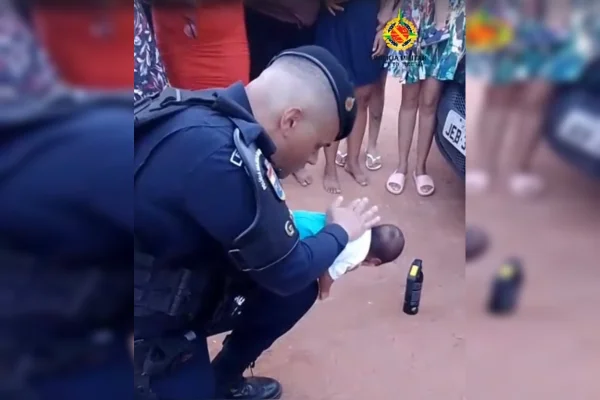 Policial salva bebê de 1 mês engasgado com leite no DF. Veja vídeo