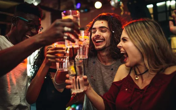 Jovens brindando e se divertindo