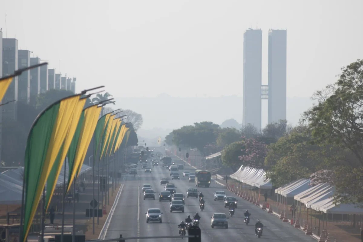 Névoa seca encobre Brasília nesta manhã, reduzindo a visibilidade e alterando a paisagem da capital. O fenômeno é resultado do tempo seco e ventos fortes típicos deste período. Névoa seca encobre Brasília nesta manhã, reduzindo a visibilidade e alterando a paisagem da capital. O fenômeno é resultado do tempo seco e ventos fortes típicos deste período.