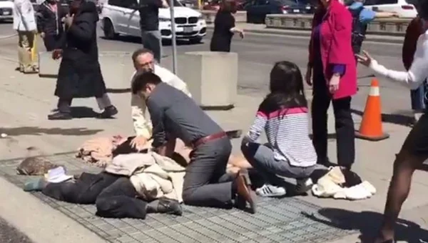 Van atropela, mata 10 pessoas e deixa 15 feridos em Toronto