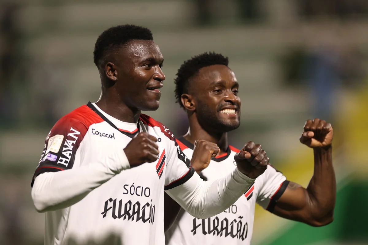 Athletico-PR goleia a Chapecoense por 4 x 1 com dois gols de Viveros