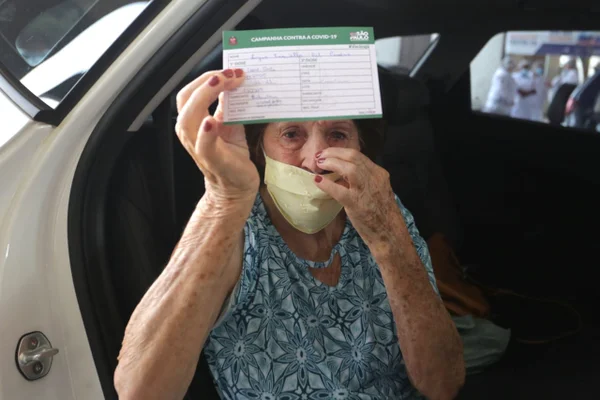 Início da vacinação de idosos acima de 85 anos contra o coronavírus no Estádio do Pacaembu na Praça Charles Miller, zona oeste de São Paulo, na manhã desta quinta-feira (11)
