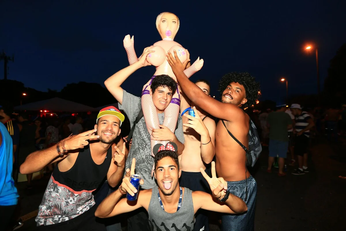 Foliões tomam as ruas de Brasília no segundo dia de carnaval - imagem 15 Foliões tomam as ruas de Brasília no segundo dia de carnaval - imagem 15
