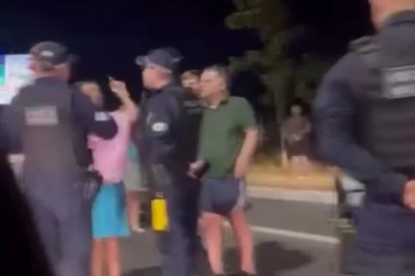 Foto colorida de confusão na blitz ponte jk
