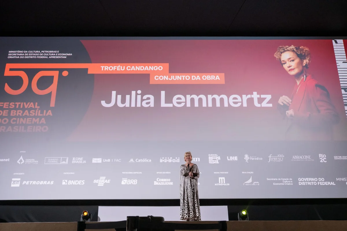 Julia Lemmertz se emociona ao receber homenagem no Festival de Brasília - imagem 2 Julia Lemmertz se emociona ao receber homenagem no Festival de Brasília - imagem 2