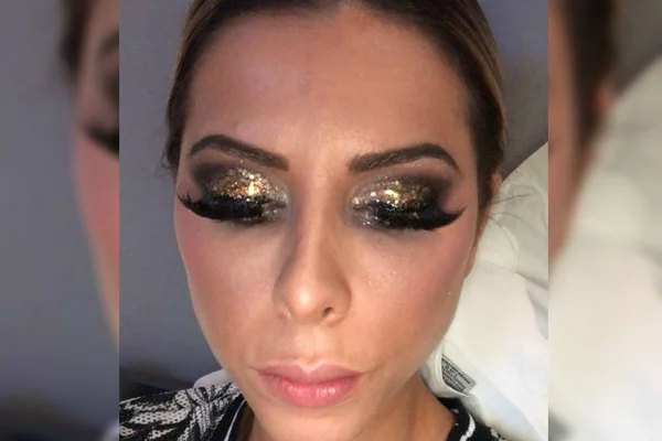 Ana Paula Minerato chora após maquiagem dar errado na avenida