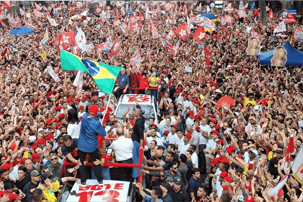 Em Av. Paulista lotada, Lula ergue Constituição ao som do Hino Nacional - destaque galeria