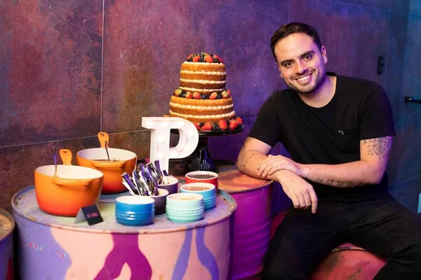 Chef Paulo Tarso celebra aniversário com festa underground