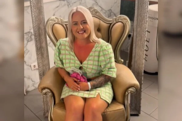 Foto mostra mulher loira com sobrepeso, a jovem Shannon Webster