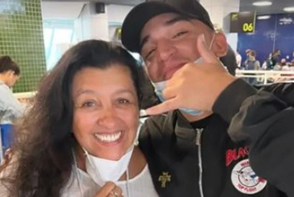 Regina Casé tieta João Gomes no aeroporto de Salvador: “Muito fã”