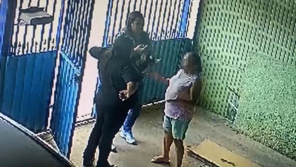 Mulheres ao lado de idosa
