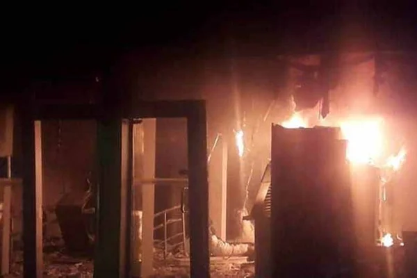 Vídeo: bandidos explodem e ateiam fogo em agência bancária