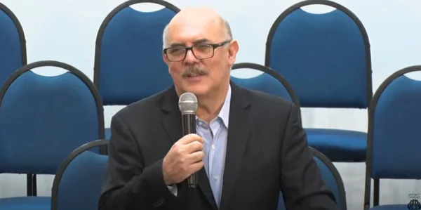 foto colorida de milton ribeiro em culto