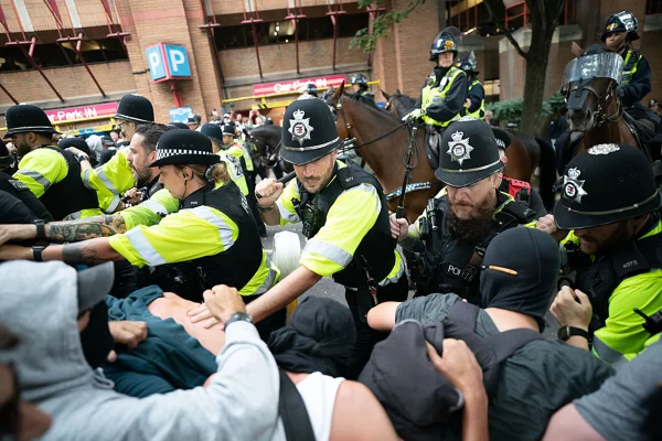 Imagem colorida de policias de Londres