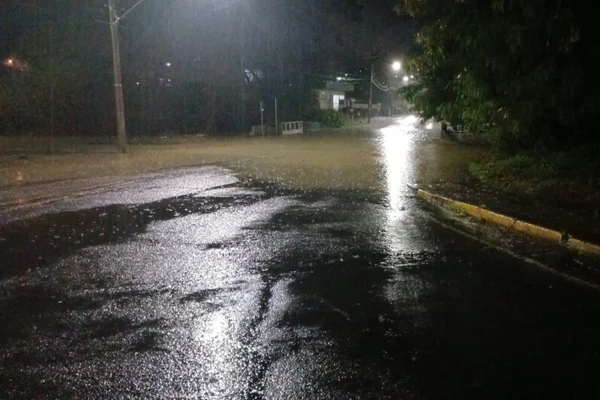 Ponte da Rua Wenceslau Borini foi interditada devido ao acúmulo de chuva em Rio do Sul - Metrópoles