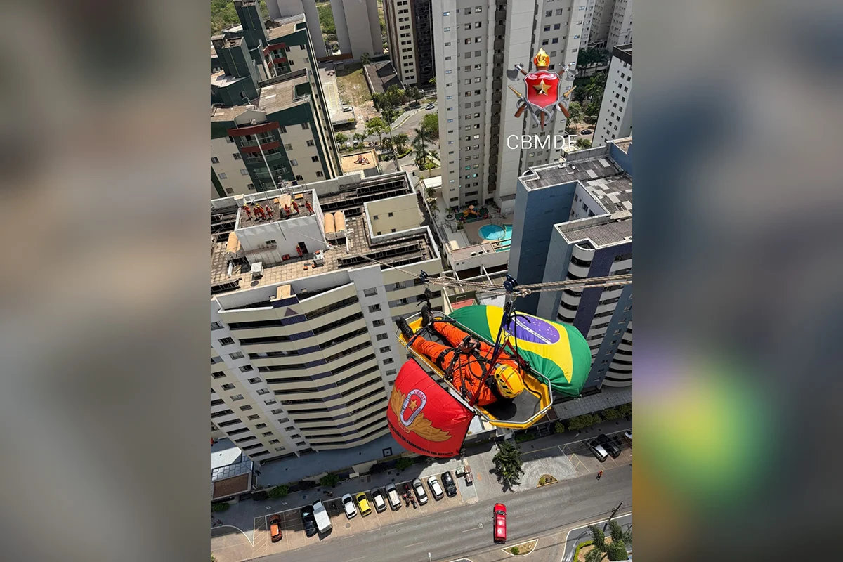 Os bombeiros tiveram que guiar uma tirolesa do 23º ao 13º andar dos prédios a 80 metros de altura Os bombeiros tiveram que guiar uma tirolesa do 23º ao 13º andar dos prédios a 80 metros de altura